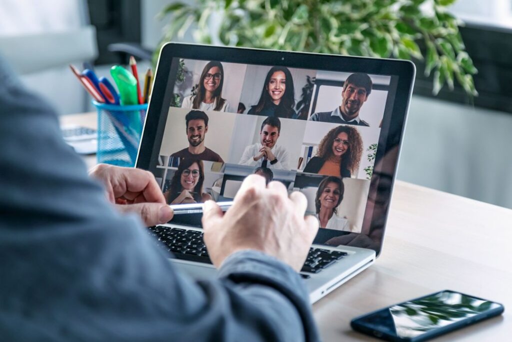 online meeting met verschillende mensen in beeld als in een Teams-meeting