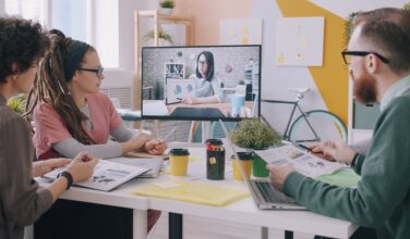 hybride meeting met mensen in vergaderzaal en online (via beeldscherm) transcriptie