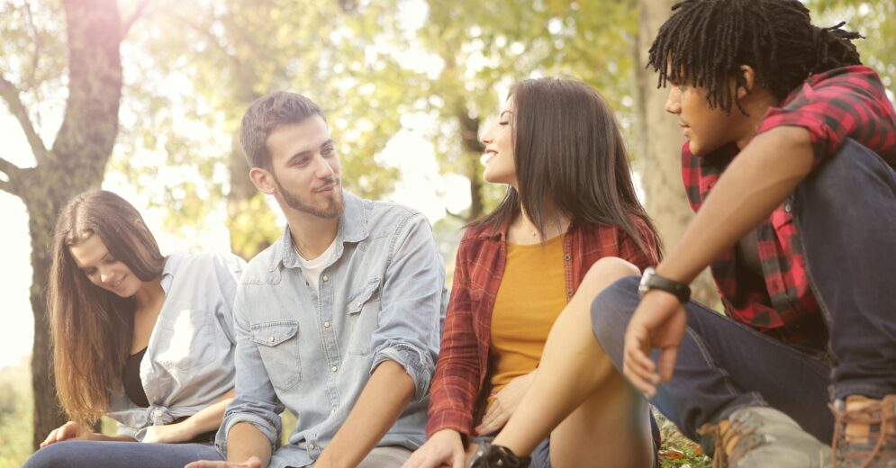 vier jongeren hangen samen